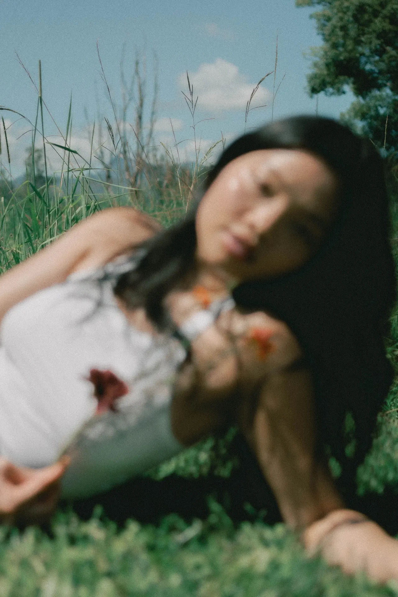 躺在草地上的女性的模糊畫面