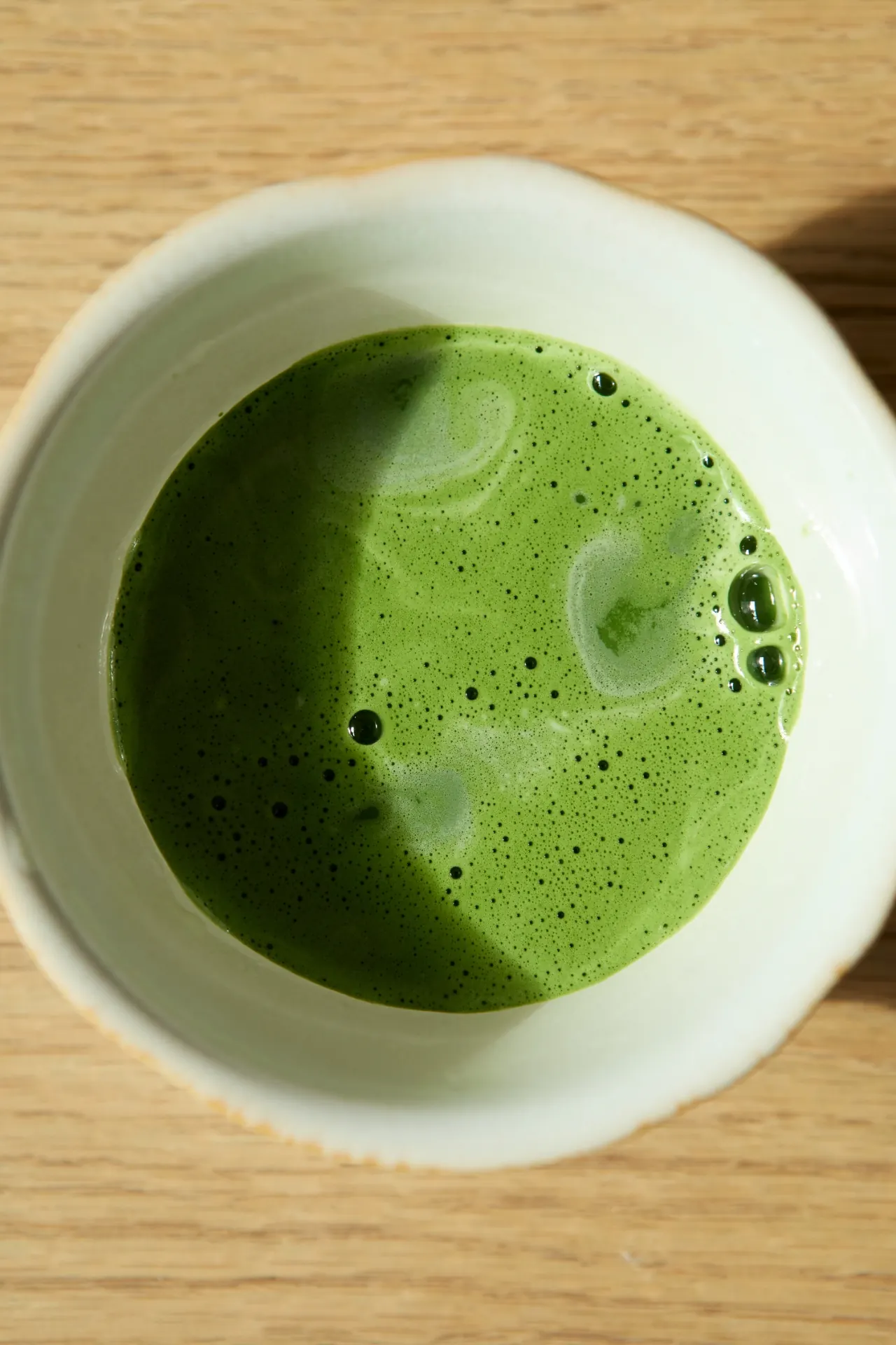 白碗中的抹茶