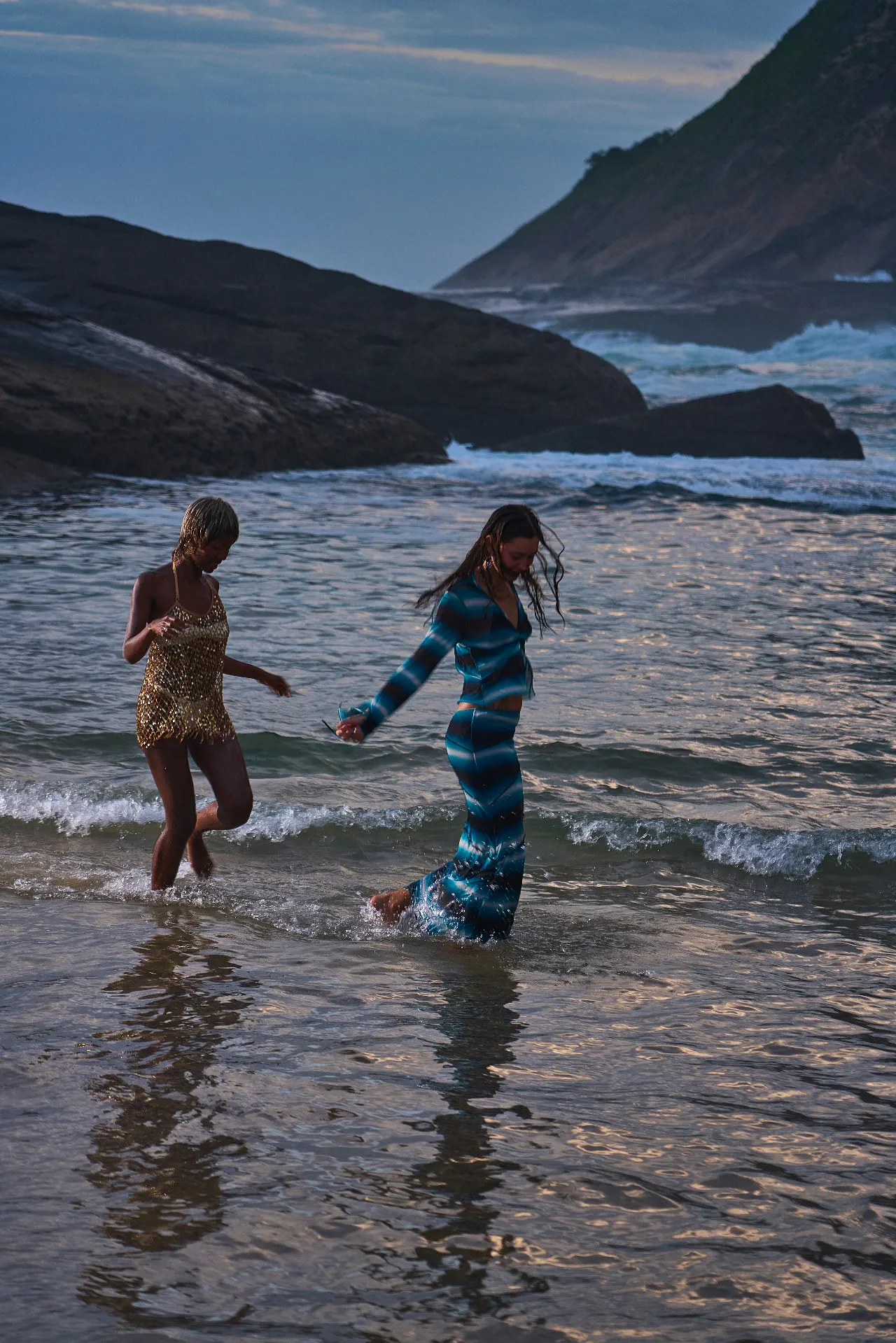 在浅海中行走的两位女性