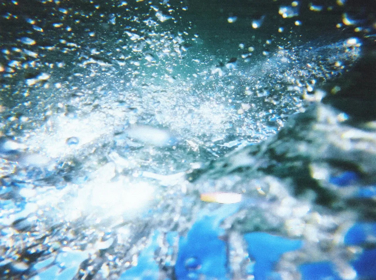 陽光下閃爍的水花